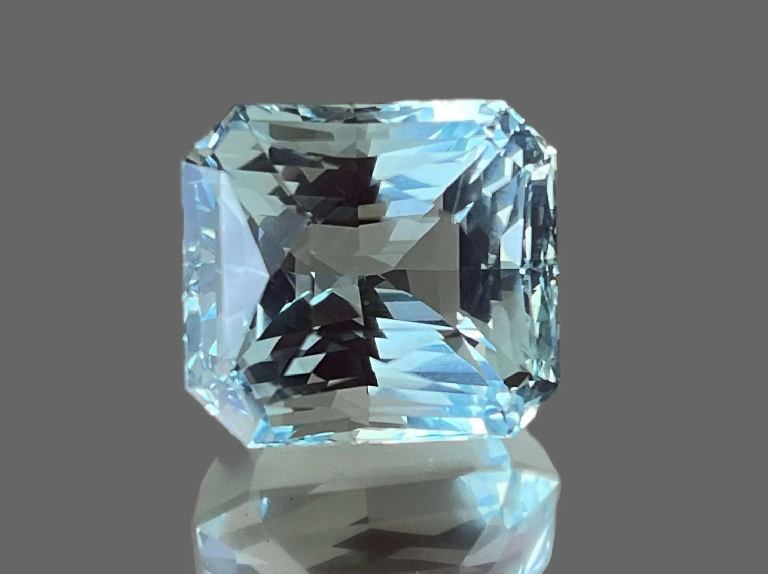 27.38 Ct Certified Natural Ice Blue Aquamarine from Brazil – VVS Clarity, Untreated - GAIA GEMS