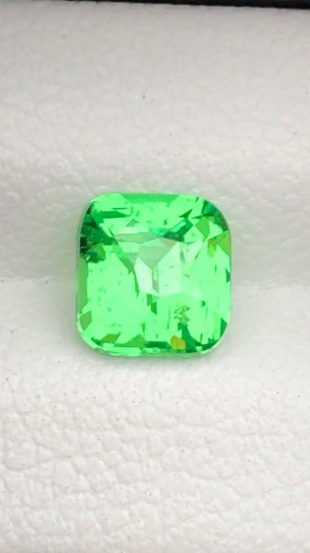 Certified Natural Tsavorite Garnet – 1.07 Carats | Vivid Green | Fancy Cut | VVS Clarity | Untreated | AIG Certified