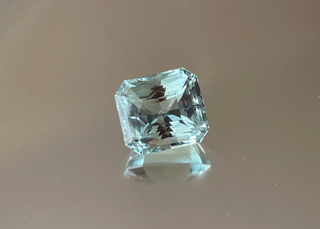 27.38 Ct Certified Natural Ice Blue Aquamarine from Brazil – VVS Clarity, Untreated - GAIA GEMS