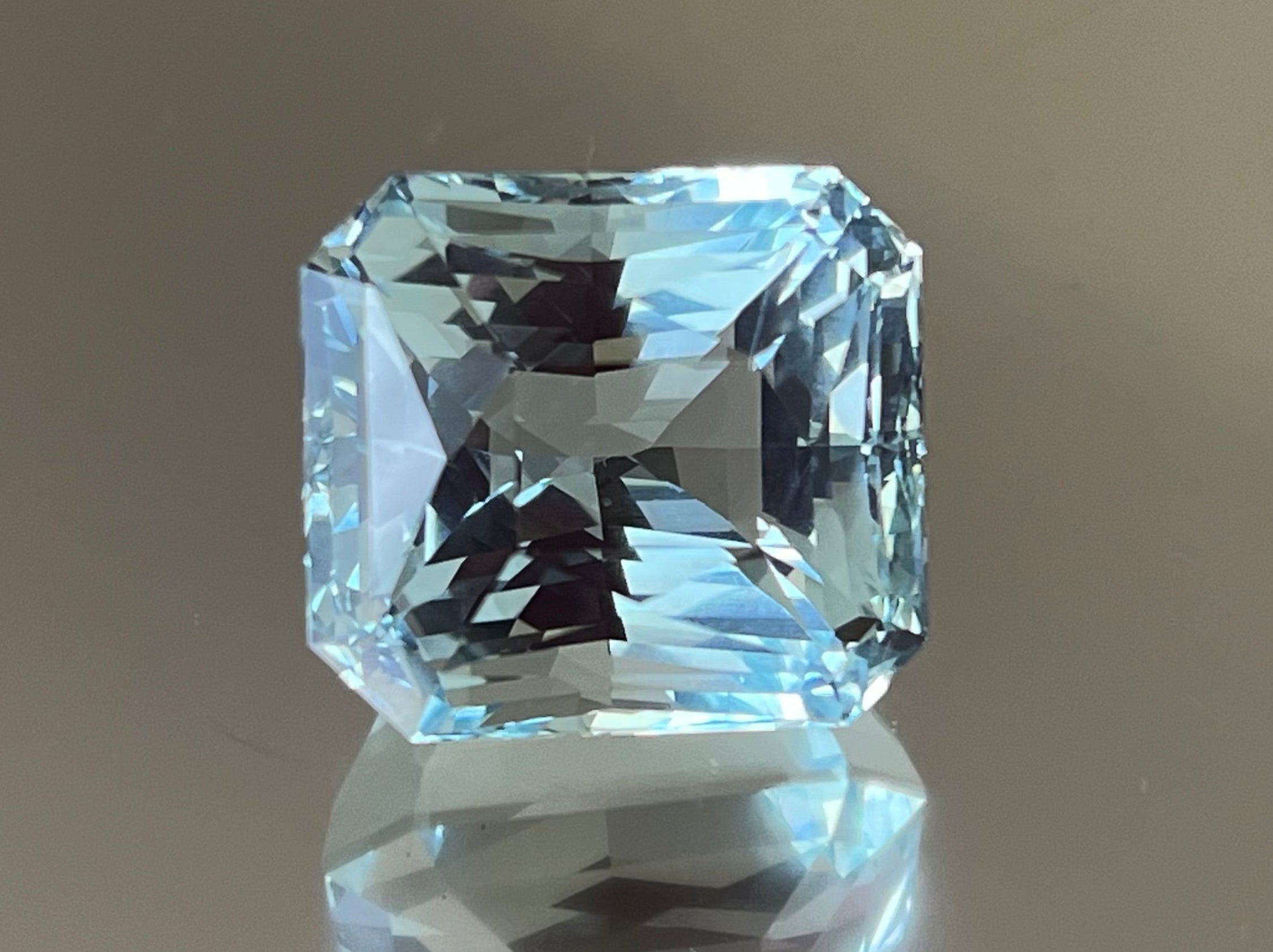 27.38 Ct Certified Natural Ice Blue Aquamarine from Brazil – VVS Clarity, Untreated